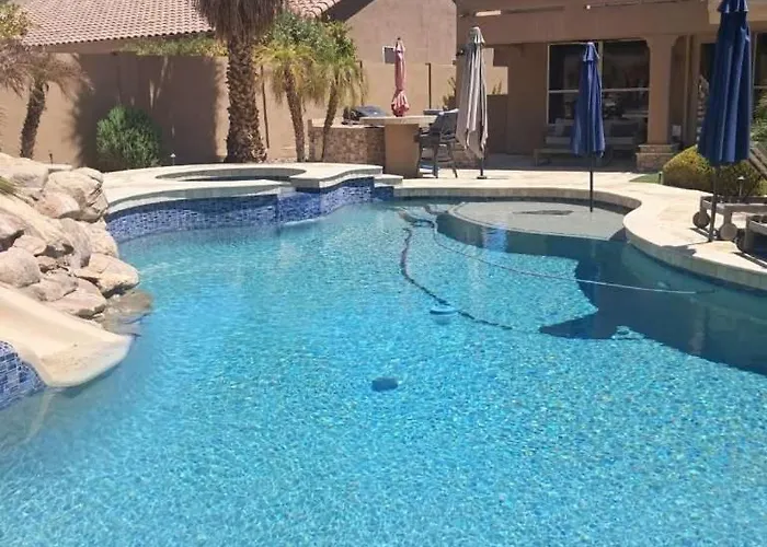Desert Paradise Pool Pickleball Putt *